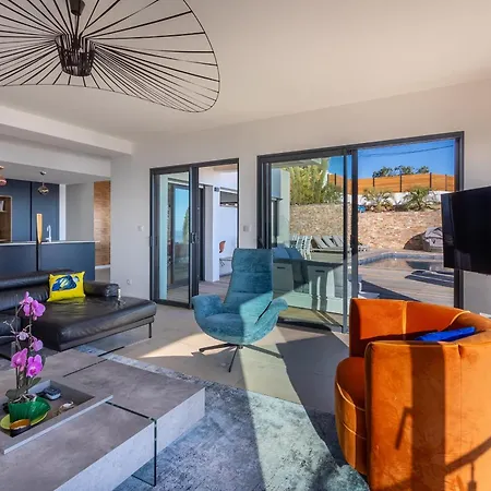 étoiles D'or: Seaside Luxury In Villa